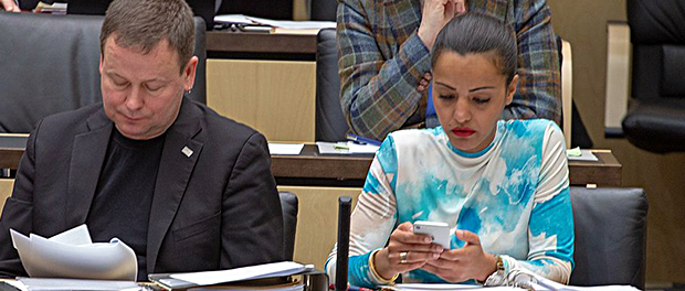 Sawsan Chebli-Bundesrat-Sitzung-Handy
