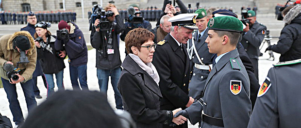 ÷ffentliches Gelˆbnis vor dem Reichstag am 12.11.2019