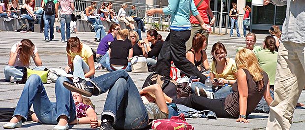 Universität-Studenten-Ruhe-Pause-Draußen