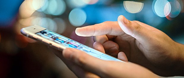 Kommunikation-Handy-Abendlicht-Apps-Hand auf Smartphone