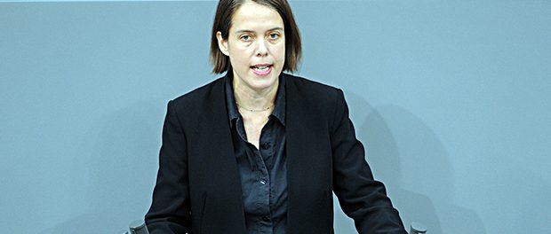 Christine Buchholz-Die Linke-Bundestag-Debatte-Podium