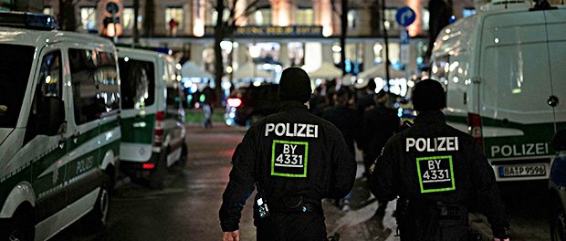 Polizei-Nachts-Einsatz-Uniformen-Einsatzfahrzeuge
