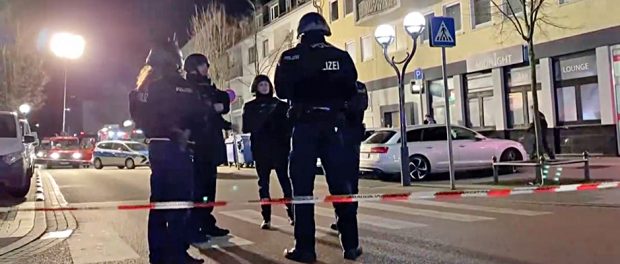 Hanau-Nacht-Polizisten-Einsatz-SEK-Absperrung-Blaulicht
