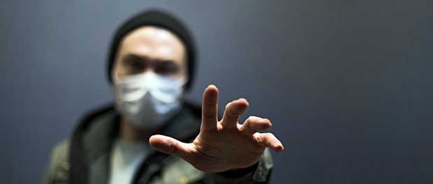Corona-Coronavirus-Maske-Mann-Hilfe-Hand-Unschärfe