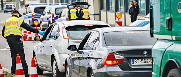 Corona-Polizei-Staatsgewalt-Personenkontrolle