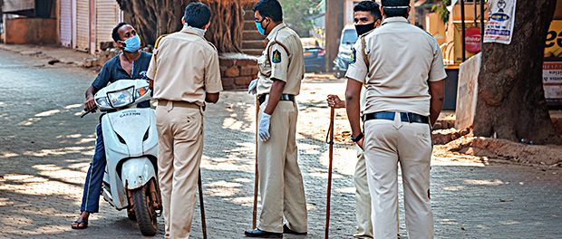 Corona-Indien-Polizei-Kontrolle-Masken