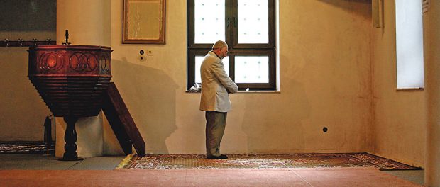 moschee-mann-gebet-alleine