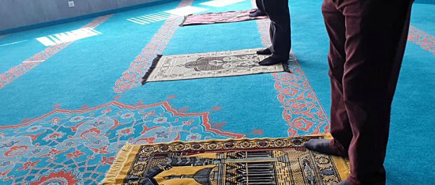 Corona-Gebete-Moschee-Männer-Abstand-Teppiche