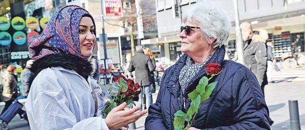 Islam-Muslime-Gestatten.Muslim-Kopftuch-Fußgängerzone-Dialog-Rose