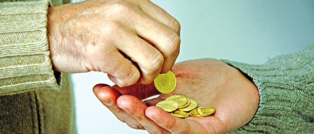 Zakat-Hände-Goldmünze-Männer-Islam