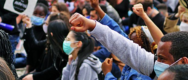 Rassismus-BLM-Black Lives Matter-Fäuste-Demos