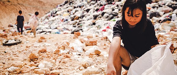 Poor children collect garbage for sale,, the concept of pollutio