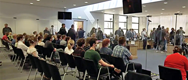 Halle-Prozessbeginn-Saal-Zuschauer