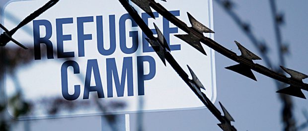Stacheldraht und Hinweis auf ein Flüchtlingslager
