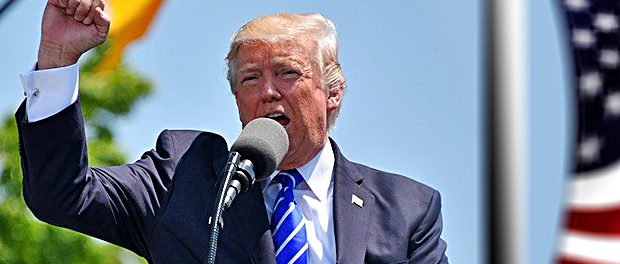 Trump-Faust-Fahne-Rede-großmäulig