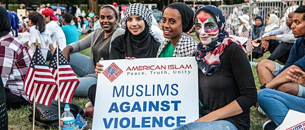 USA-Muslime-Demonstration-gewaltloisigkeit-Frauen-US-Fahne
