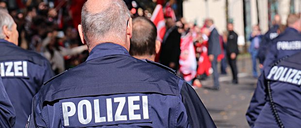 Polizei-Beamte-Demonstration-Rücken