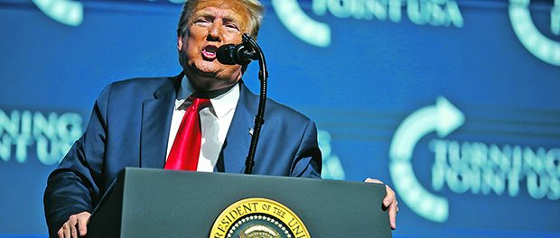 Trum-Wahlskampfrede-Podium-Mikrofon-aggressiv