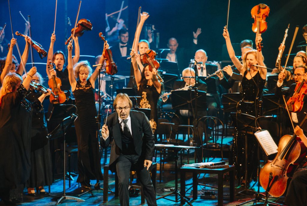 Әйелі оның жыныс мүшесінің шығып тұрғанын көрді. Үнді Гита мен Зита секс