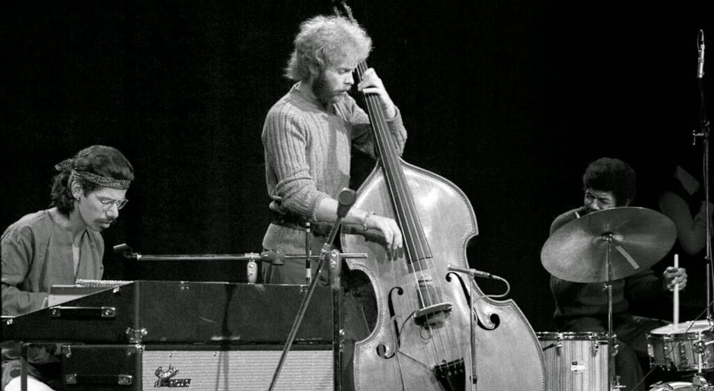 Джазовый контрабасист Дейв Холланд (Dave Holland)