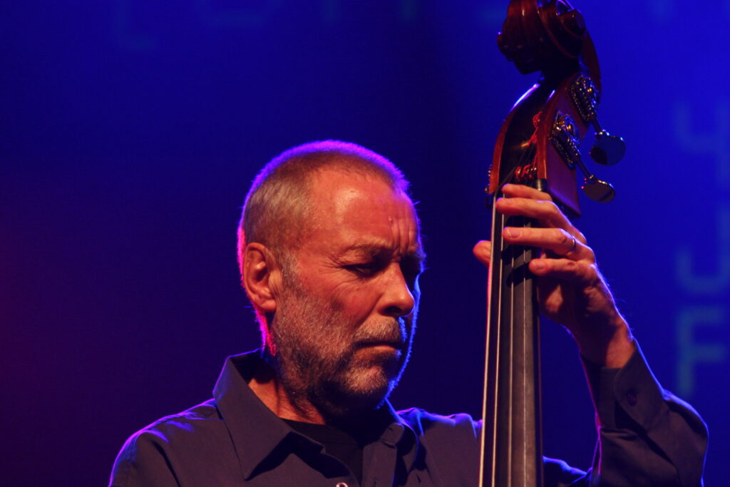 Джазовый контрабасист Дейв Холланд (Dave Holland)