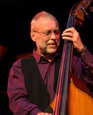 Джазовый контрабасист Дейв Холланд (Dave Holland)