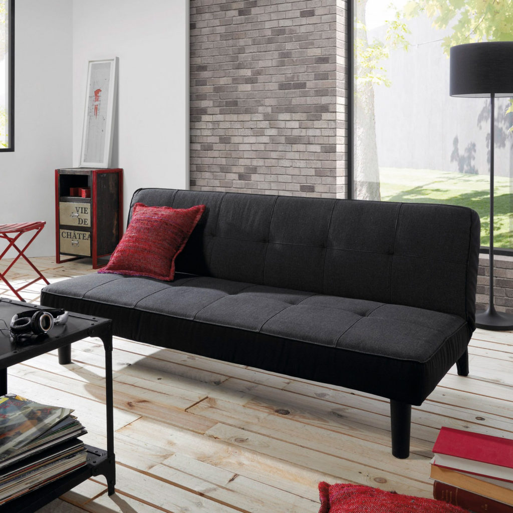Canapé convertible, chaises, table basse et coussins
