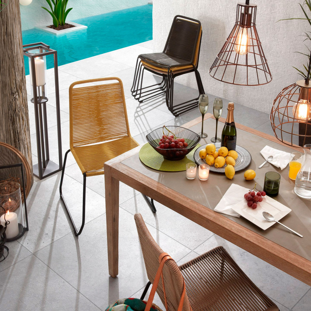 Chaises de différentes couleurs dans votre jardin ou sur votre terrasse