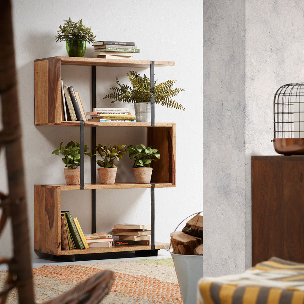 Étagère en bois avec des plantes Kavehome