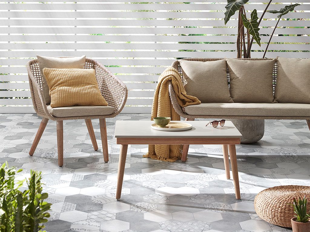 interiorismo-diseño-madera-cemento-cuerda-mesa-sillon-sofa-exterior
