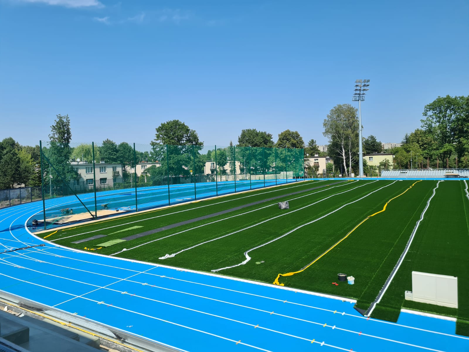 Widok na płytę boiska i część lekkoatletyczną
