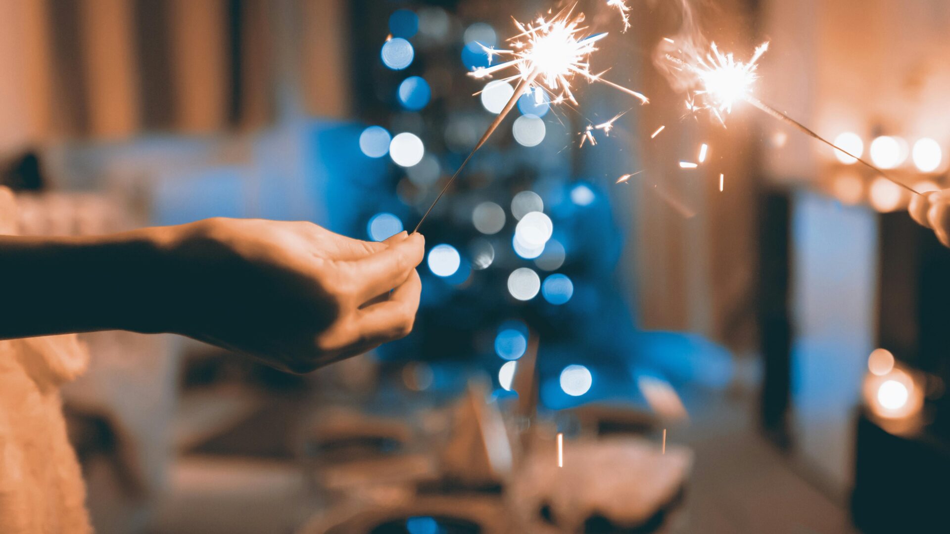 ÁLDOTT, BÉKÉS ÜNNEPET KÍVÁNUNK!