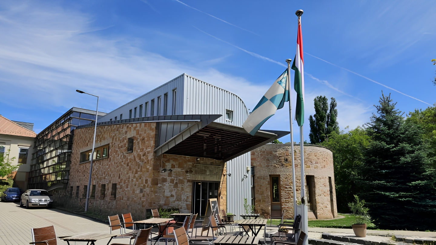 MÁJUS 1-JÉN A KÚRIA