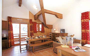 Alpe d'Huez ∙ Ferienwohnungen La Cascade – Les Epinettes ∙ Vaujany (1250 m) ∙ Wohn-/Esszimmer in einer Ferienwohnung Alpe d'Huez ∙ Ferienwohnungen La Cascade – Les Epinettes ∙ Vaujany (1250 m) ∙ Wohn-/Esszimmer in einer Ferienwohnung