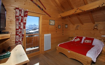 Chalet Le Jardin d'Hiver · Ihr Chalet in La Toussuire / Skigebiet Les Sybelles · Schlafzimmer mit französischem Doppelbett Chalet Le Jardin d'Hiver · Ihr Chalet in La Toussuire / Skigebiet Les Sybelles · Schlafzimmer mit französischem Doppelbett