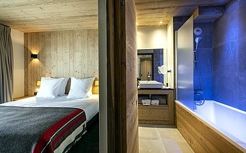 Schlafzimmer, Bad/Dusche · Alpe d'Huez Chalet Wellness - Les Chalets du Daria · Skireisen / Skiurlaub in Alpe d Huez Schlafzimmer, Bad/Dusche · Alpe d'Huez Chalet Wellness - Les Chalets du Daria · Skireisen / Skiurlaub in Alpe d Huez