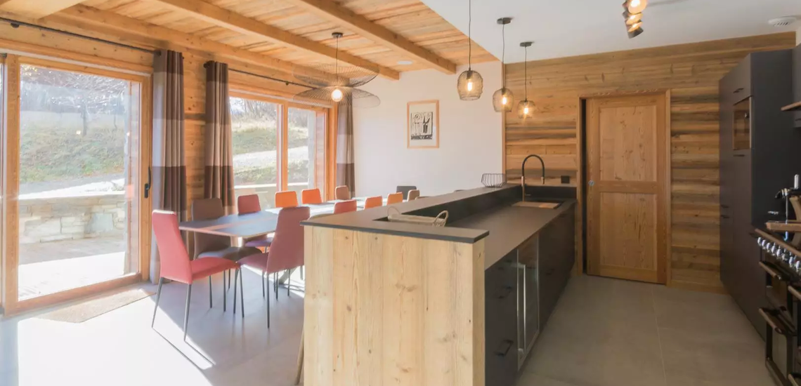 ESSEN / KOCHEN · CHALET LORNA - Chalets in La Toussuire, Frankreich. Skigebiet Les Sybelles, französische Alpen. Skiurlaub - Skireisen - Winterurlaub in Frankreich. 