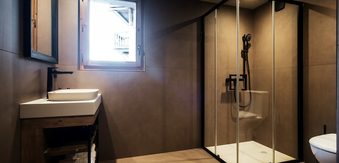 DUSCHE ∙ Montagnettes - Le Hameau de la Sapiniere ∙ Les Menuires ∙ Ferienwohnungen ∙ Skireisen / Skiurlaub im Skigebiet Les 3 Vallees / Trois Vallees, französische Alpen, Frankreich.