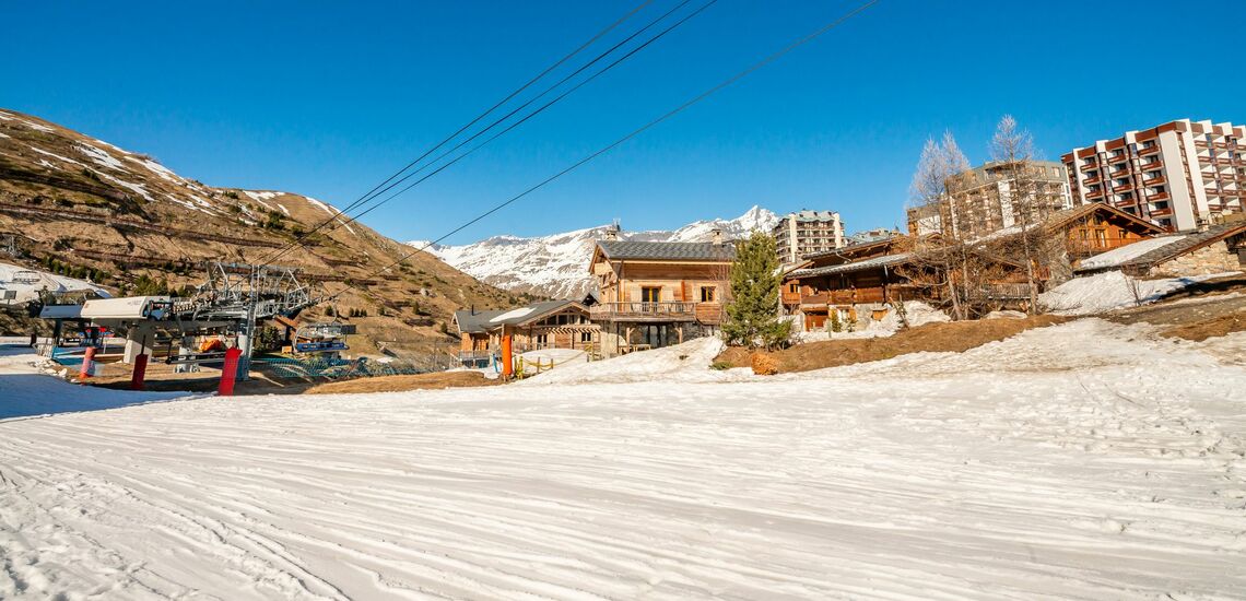 PISTEN AM CHALET · Chalet Ancolie in Tignes Lavachet: Chalets in Tignes buchen. Skiurlaub im Skigebiet von Tignes und Val d’Isere. Chalet inklusive Skipass direkt an der Piste. Skiurlaub in Frankreich. Skifahren in den französischen Alpen jetzt buchen.