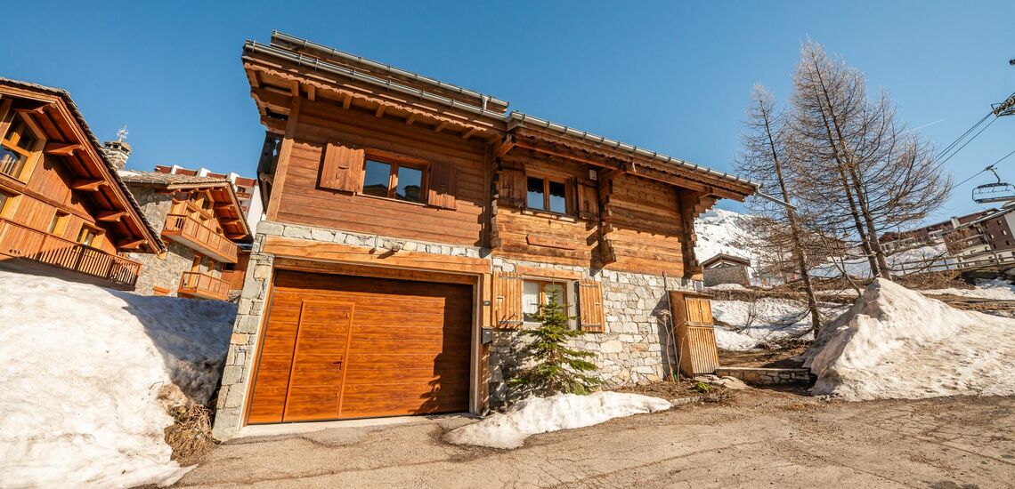 AUSSENANSICHT · Chalet Ancolie in Tignes Lavachet: Chalets in Tignes buchen. Skiurlaub im Skigebiet von Tignes und Val d’Isere. Chalet inklusive Skipass direkt an der Piste. Skiurlaub in Frankreich. Skifahren in den französischen Alpen jetzt buchen.