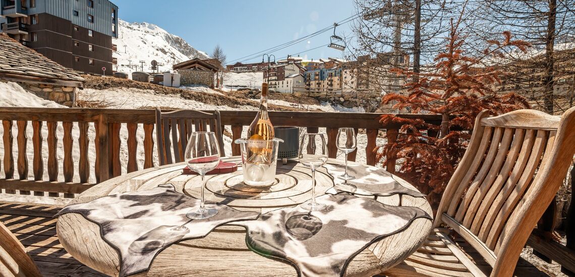 TERRASSE · Chalet Ancolie in Tignes Lavachet: Chalets in Tignes buchen. Skiurlaub im Skigebiet von Tignes und Val d’Isere. Chalet inklusive Skipass direkt an der Piste. Skiurlaub in Frankreich. Skifahren in den französischen Alpen jetzt buchen.