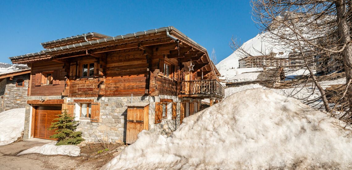 AUSSENANSICHT · Chalet Ancolie in Tignes Lavachet: Chalets in Tignes buchen. Skiurlaub im Skigebiet von Tignes und Val d’Isere. Chalet inklusive Skipass direkt an der Piste. Skiurlaub in Frankreich. Skifahren in den französischen Alpen jetzt buchen.