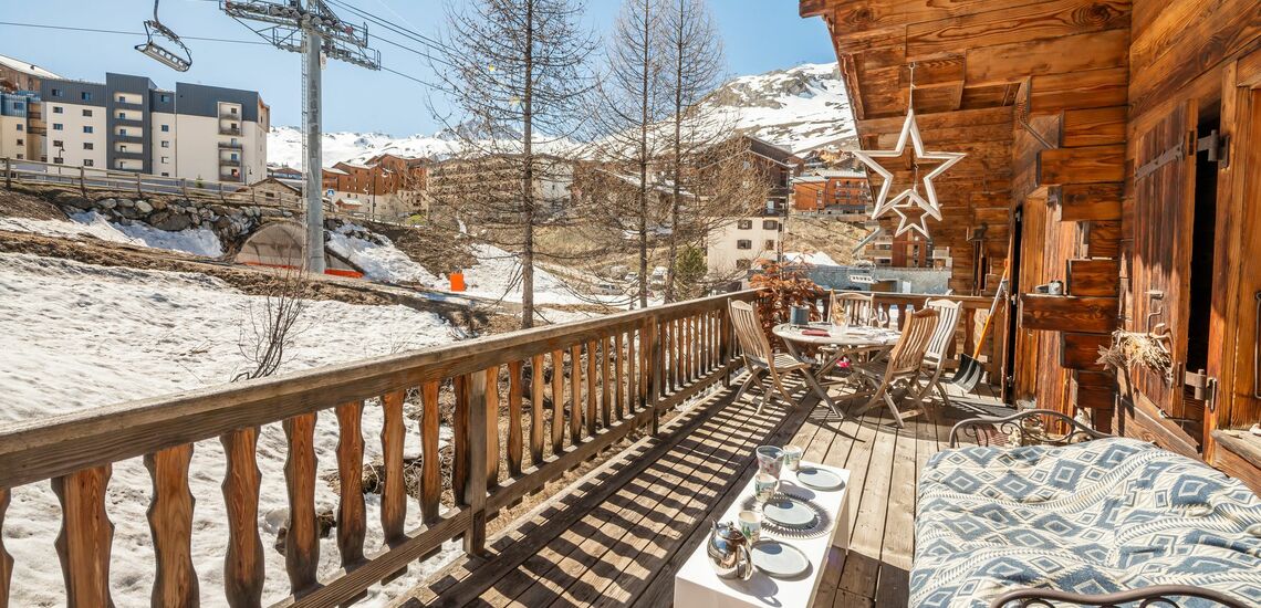 TERRASSE · Chalet Ancolie in Tignes Lavachet: Chalets in Tignes buchen. Skiurlaub im Skigebiet von Tignes und Val d’Isere. Chalet inklusive Skipass direkt an der Piste. Skiurlaub in Frankreich. Skifahren in den französischen Alpen jetzt buchen.