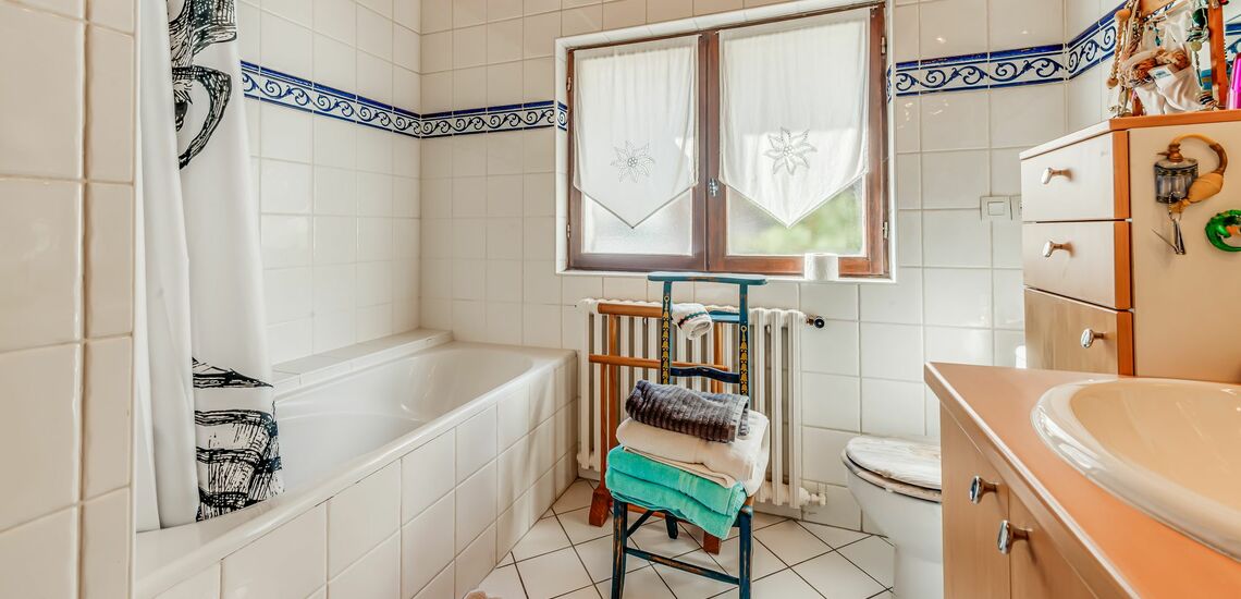BAD · Chalet Ancolie in Tignes Lavachet: Chalets in Tignes buchen. Skiurlaub im Skigebiet von Tignes und Val d’Isere. Chalet inklusive Skipass direkt an der Piste. Skiurlaub in Frankreich. Skifahren in den französischen Alpen jetzt buchen.