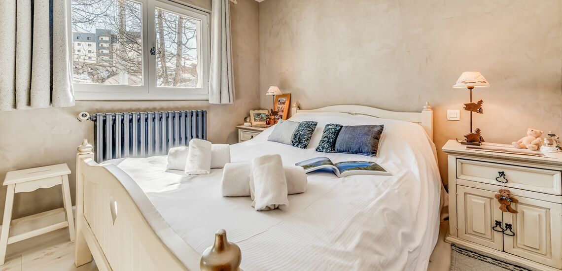 SCHLAFZIMMER · Chalet Ancolie in Tignes Lavachet: Chalets in Tignes buchen. Skiurlaub im Skigebiet von Tignes und Val d’Isere. Chalet inklusive Skipass direkt an der Piste. Skiurlaub in Frankreich. Skifahren in den französischen Alpen jetzt buchen.
