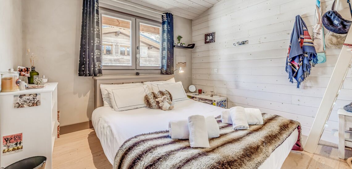 SCHLAFZIMMER · Chalet Ancolie in Tignes Lavachet: Chalets in Tignes buchen. Skiurlaub im Skigebiet von Tignes und Val d’Isere. Chalet inklusive Skipass direkt an der Piste. Skiurlaub in Frankreich. Skifahren in den französischen Alpen jetzt buchen.