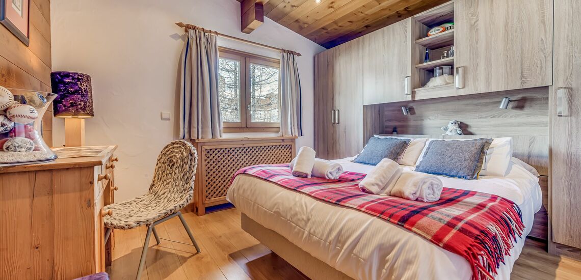 SCHLAFZIMMER · Chalet Ancolie in Tignes Lavachet: Chalets in Tignes buchen. Skiurlaub im Skigebiet von Tignes und Val d’Isere. Chalet inklusive Skipass direkt an der Piste. Skiurlaub in Frankreich. Skifahren in den französischen Alpen jetzt buchen.