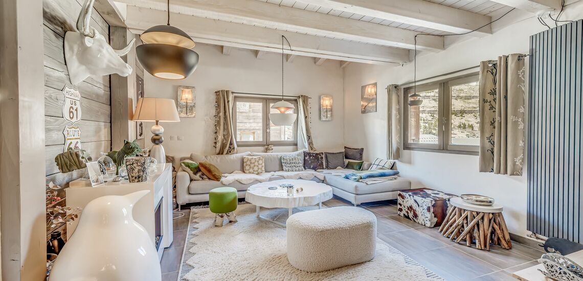 WOHNZIMMER · Chalet Ancolie in Tignes Lavachet: Chalets in Tignes buchen. Skiurlaub im Skigebiet von Tignes und Val d’Isere. Chalet inklusive Skipass direkt an der Piste. Skiurlaub in Frankreich. Skifahren in den französischen Alpen jetzt buchen.