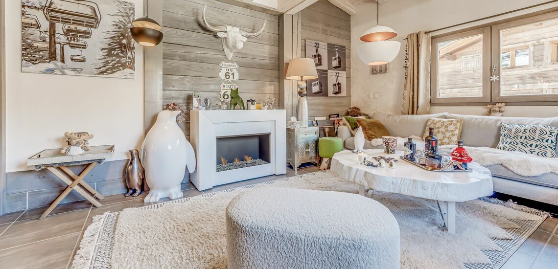 WOHNZIMMER · Chalet Ancolie in Tignes Lavachet: Chalets in Tignes buchen. Skiurlaub im Skigebiet von Tignes und Val d’Isere. Chalet inklusive Skipass direkt an der Piste. Skiurlaub in Frankreich. Skifahren in den französischen Alpen jetzt buchen.