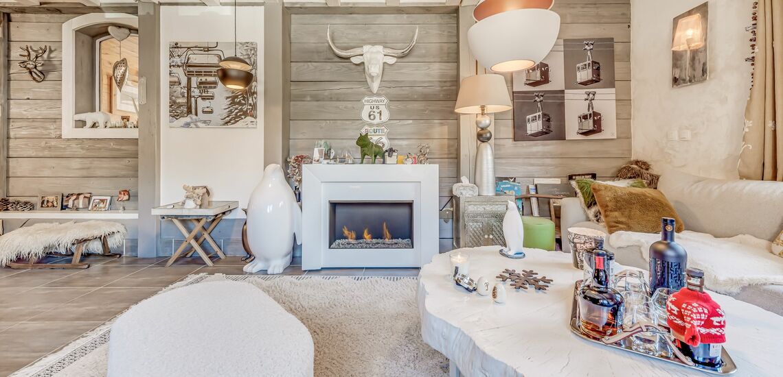 WOHNZIMMER · Chalet Ancolie in Tignes Lavachet: Chalets in Tignes buchen. Skiurlaub im Skigebiet von Tignes und Val d’Isere. Chalet inklusive Skipass direkt an der Piste. Skiurlaub in Frankreich. Skifahren in den französischen Alpen jetzt buchen.